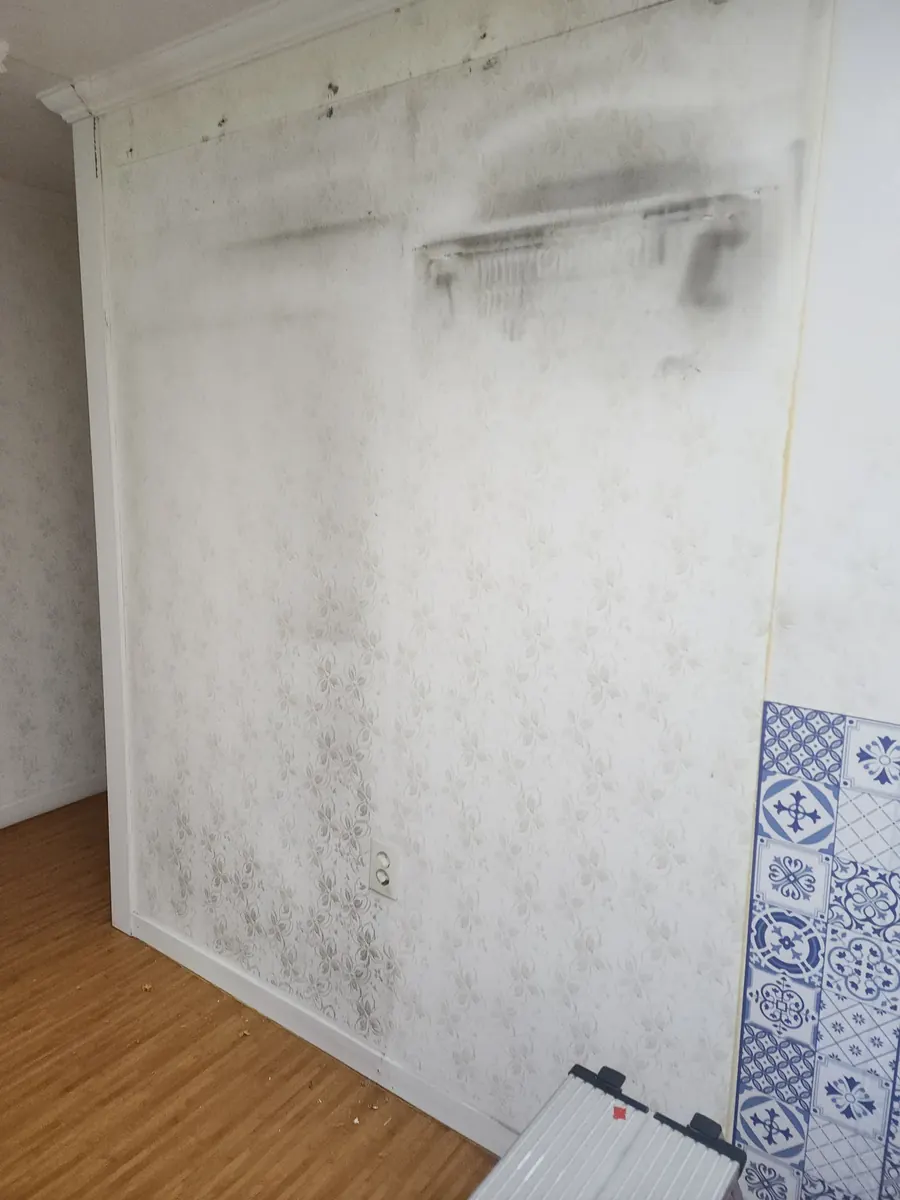 냉장고빌트인장 철거 — 곰팡이 얼룩이 남은 벽지